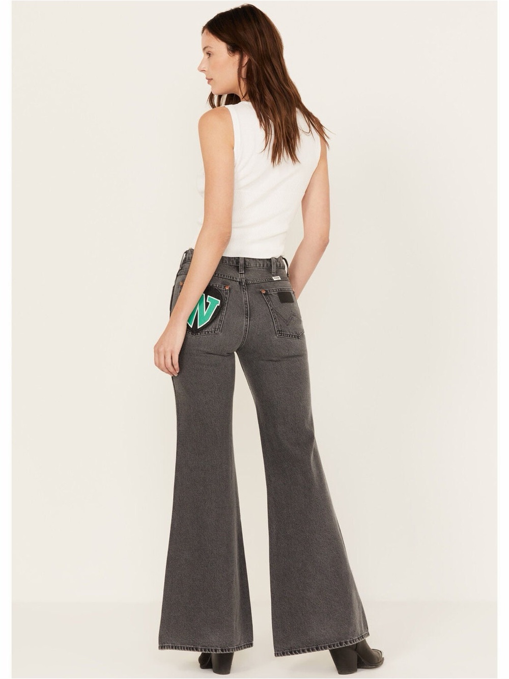 $140 NWT WRANGLER WOMEN'S HEART PATCH WANDERER FLARE JEANS